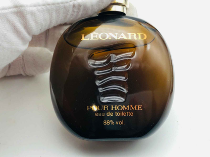Bottiglia di profumo Leonard Pour Homme in vetro marrone con etichetta dorata ed elegante design