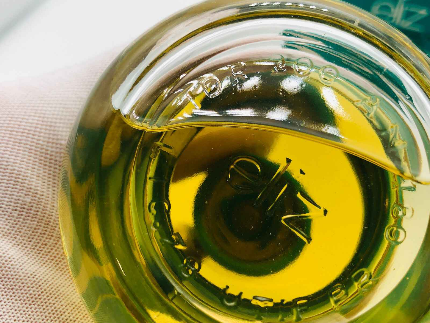 Bottiglia di olio liz Borsari Vintage con etichetta in rilievo e tappo trasparente