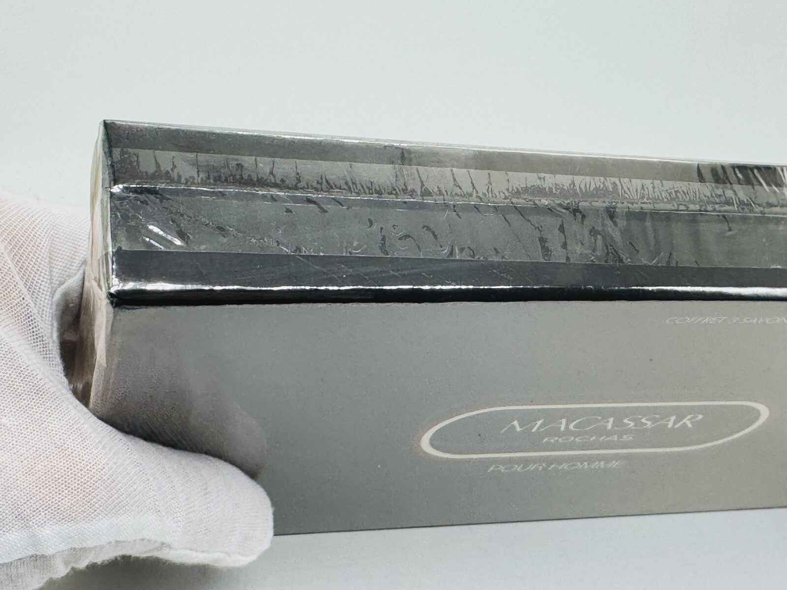 Scatola di profumo Macassar Rochas Vintage con involucro celofan brillante e dettagli eleganti