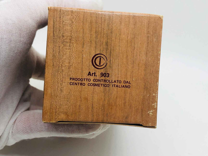 Scatola in legno del prodotto Mem Company English Leather con logo e informazioni sul controllo qualità