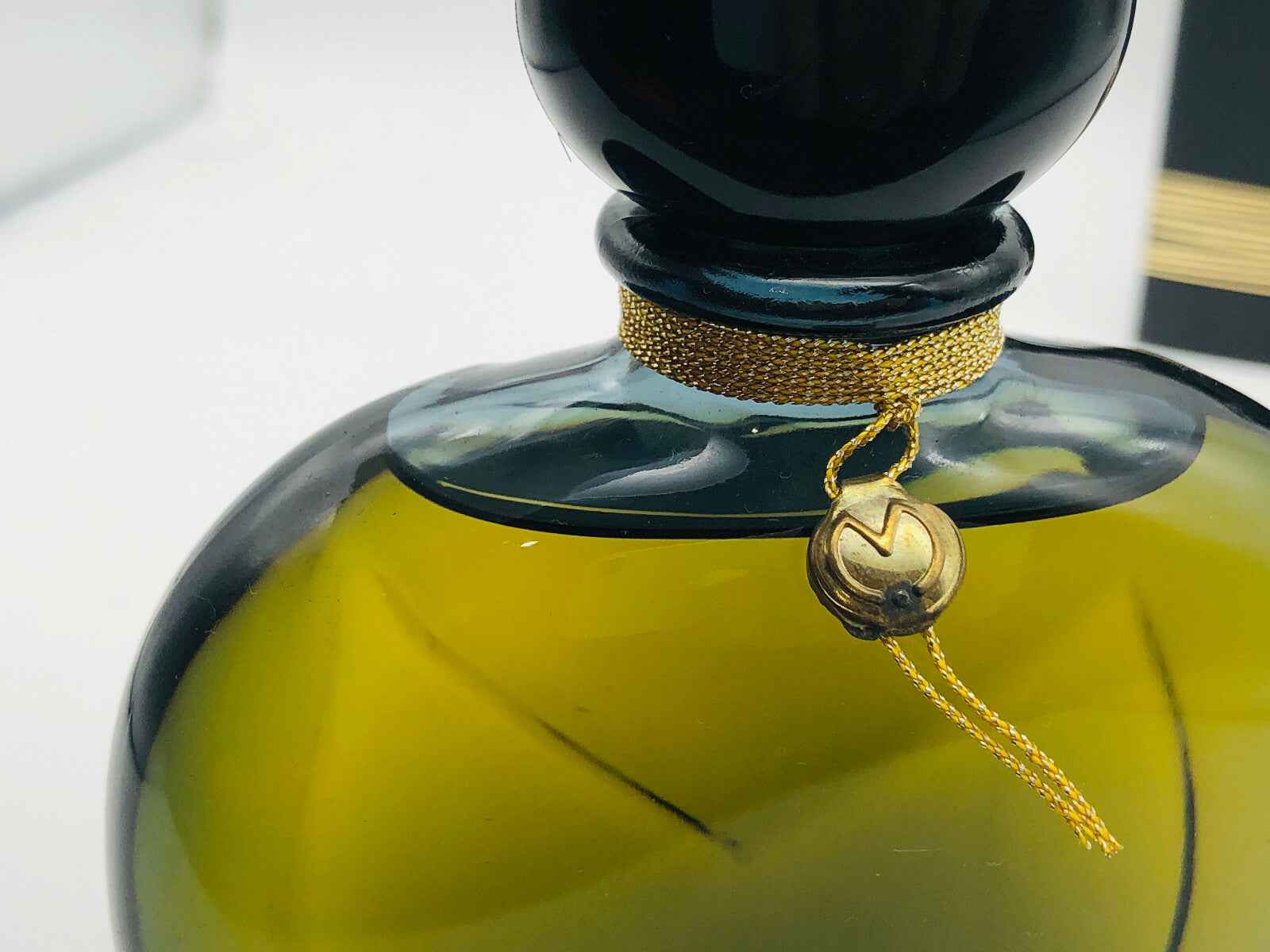 Bottiglia di profumo Mila Schon Haute Couture Vintage con chiusura dorata e design elegante