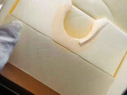 Scatola interna del Profumo Mila Schon Vintage con segni d'uso evidente