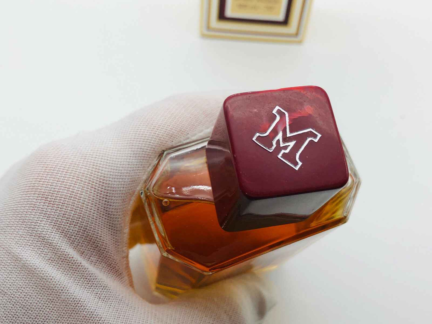 Morris Mitos Napoleon Vintage profumo con tappo rosso in mano, eleganza classica e raffinata