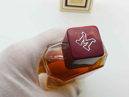 Morris Mitos Napoleon Vintage profumo con tappo rosso in mano, eleganza classica e raffinata