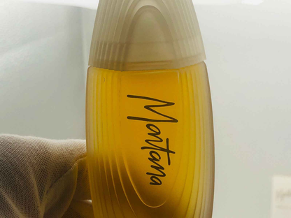 Flacone di profumo vintage Montana con design elegante e tonalità dorata