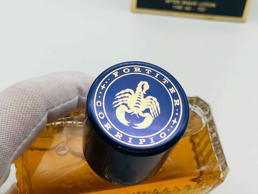 Profumo Morris Uomo Vintage con tappo blu e dettagli dorati in posizionamento elegante