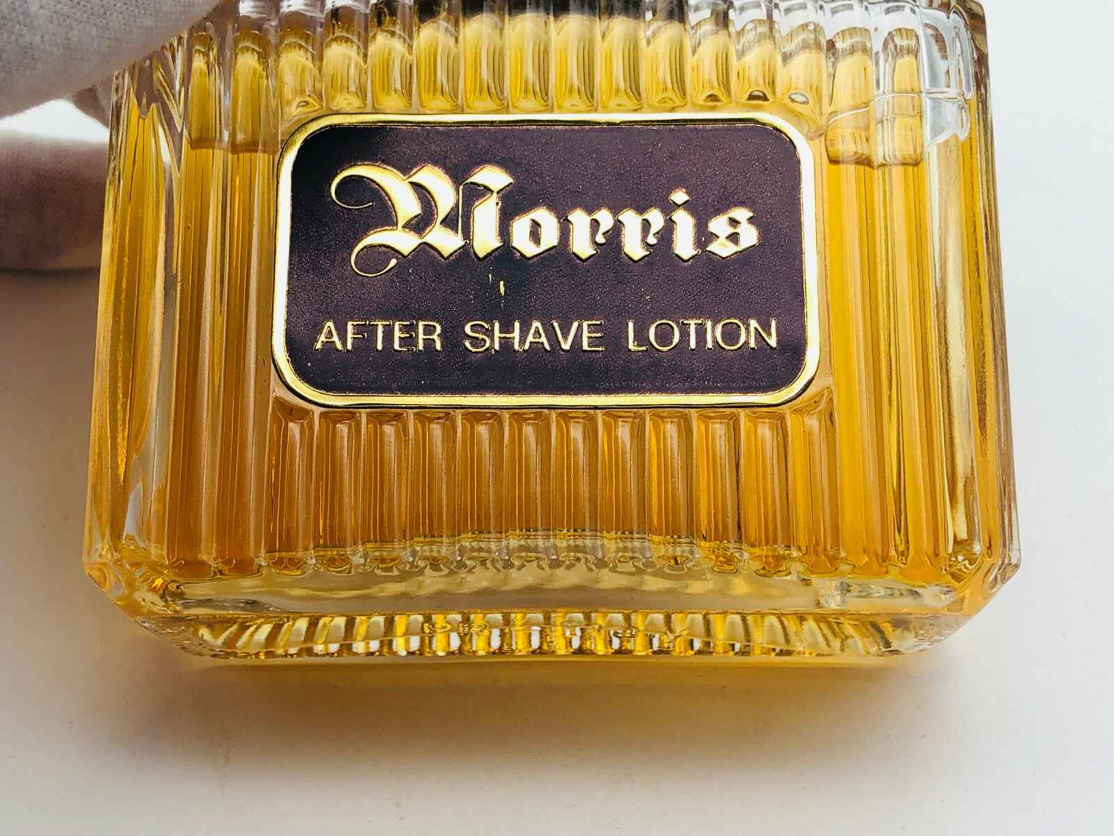 Lozione dopobarba Morris Uomo Vintage in bottiglia con design elegante e raffinato