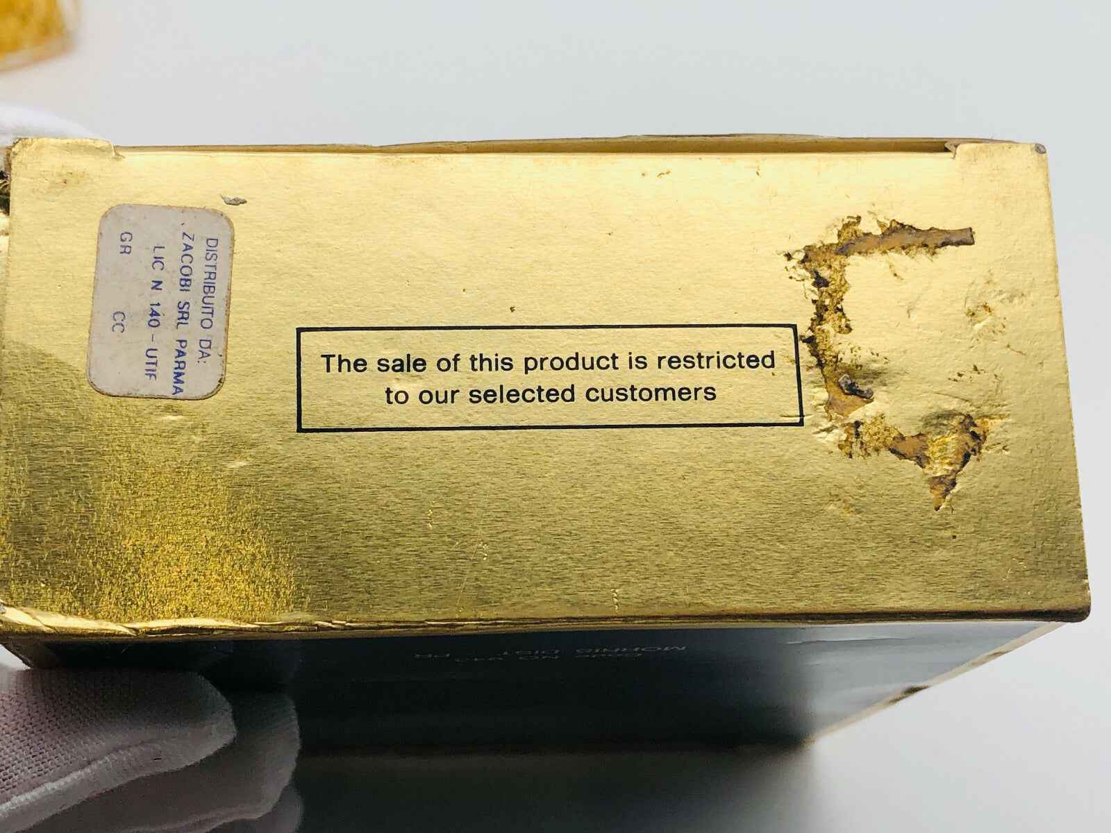 Scatola dorata di un prodotto con etichetta, venduto solo ai clienti selezionati da MORRIS Uomo Vintage