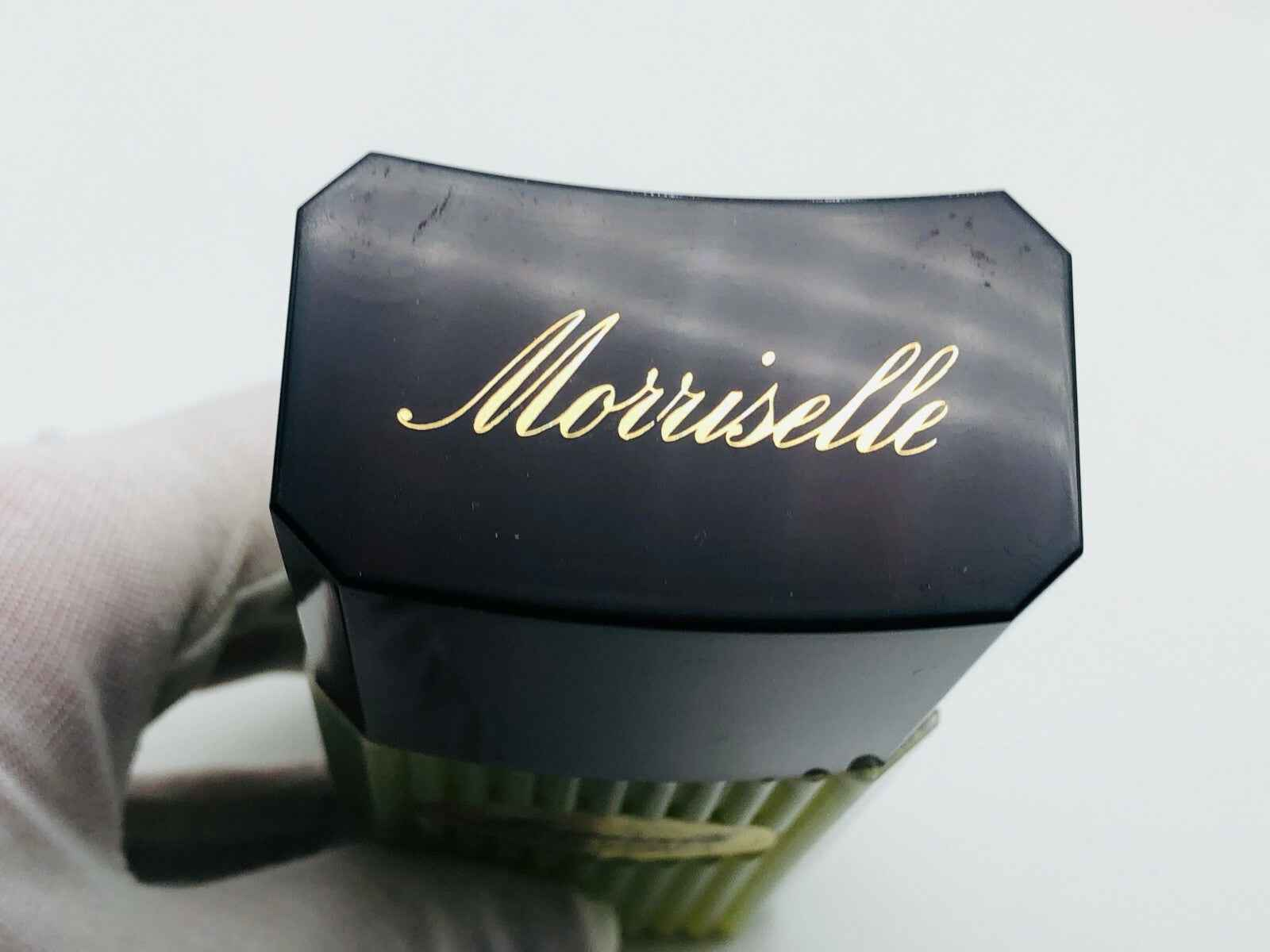 Punta del profumo Morriselle Morris Vintage con scritta dorata su bottiglia elegante