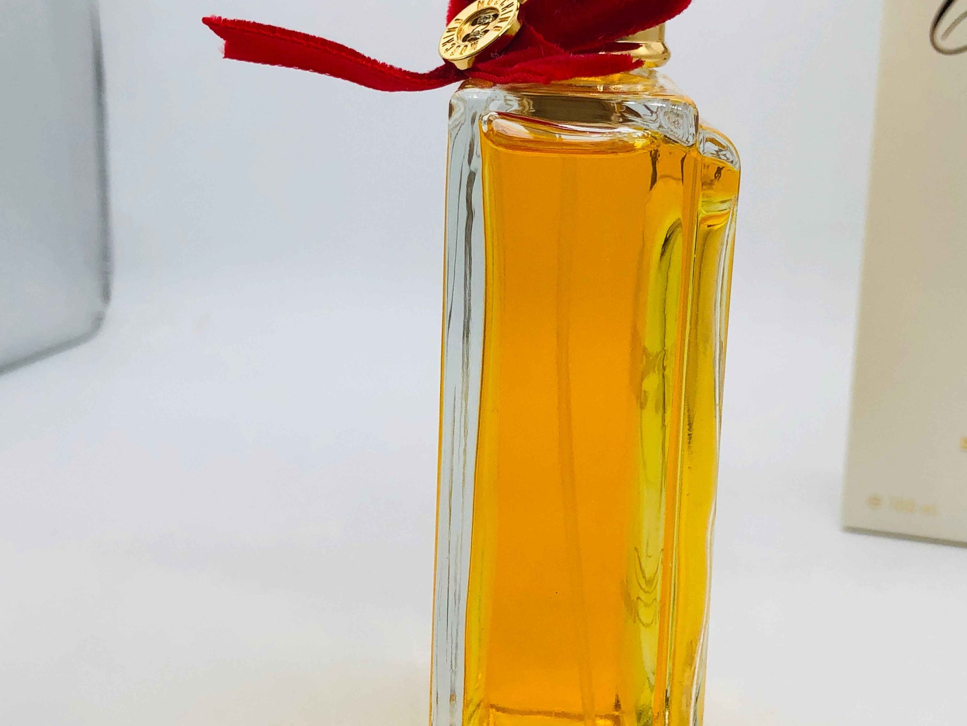 Flacone di profumo Moschino Couture Vintage con nastro rosso e design elegante