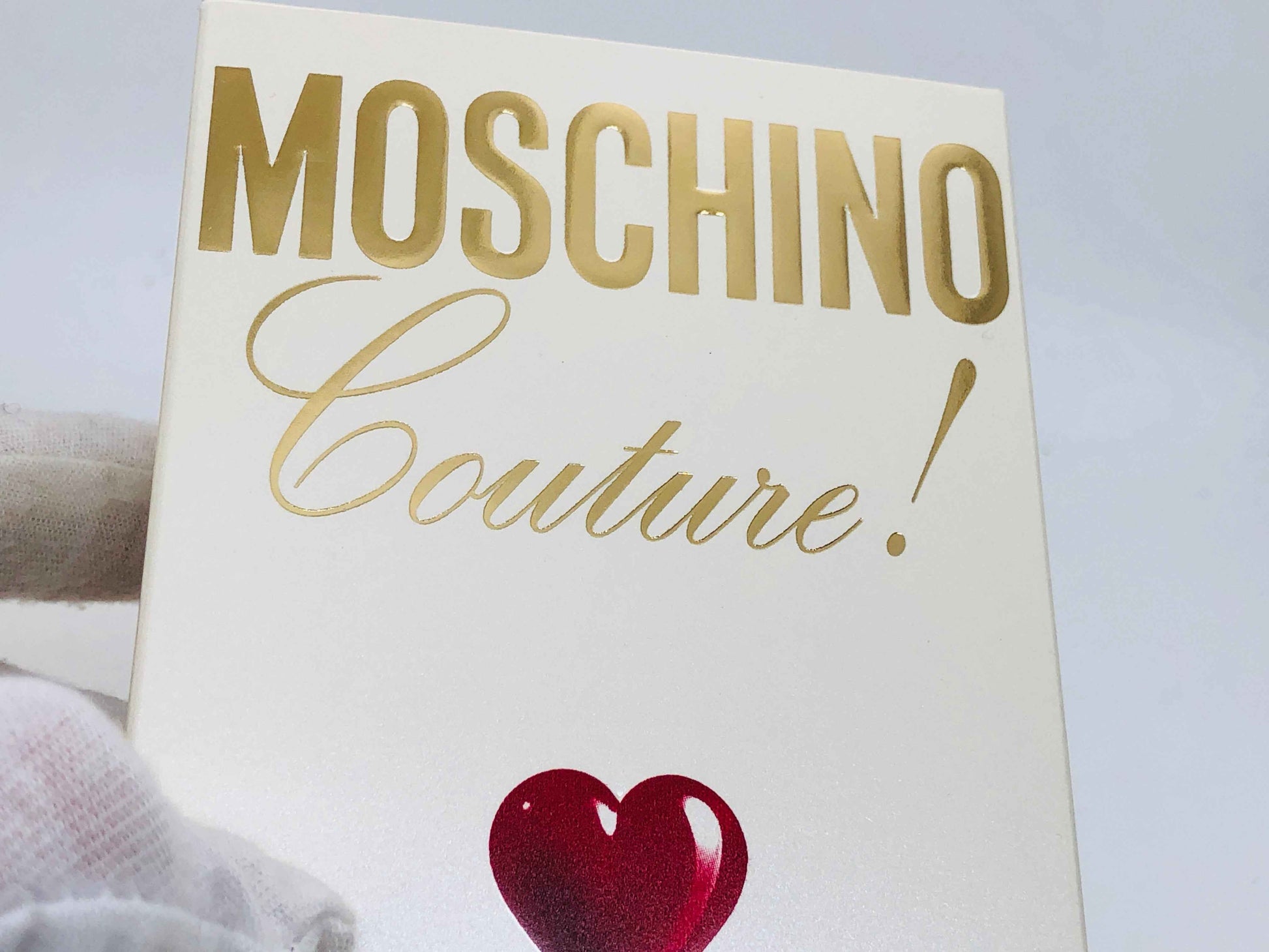 Scatola di profumo Moschino Couture Vintage con design elegante e cuore rosso