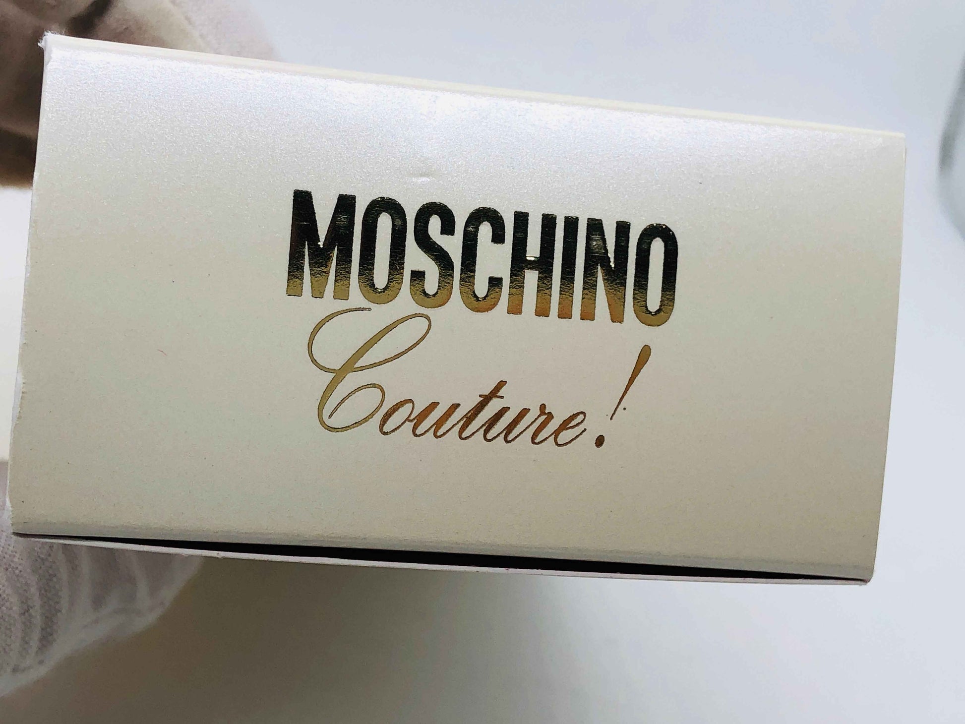 Scatola di profumo Moschino Couture Vintage con design elegante e logo dorato