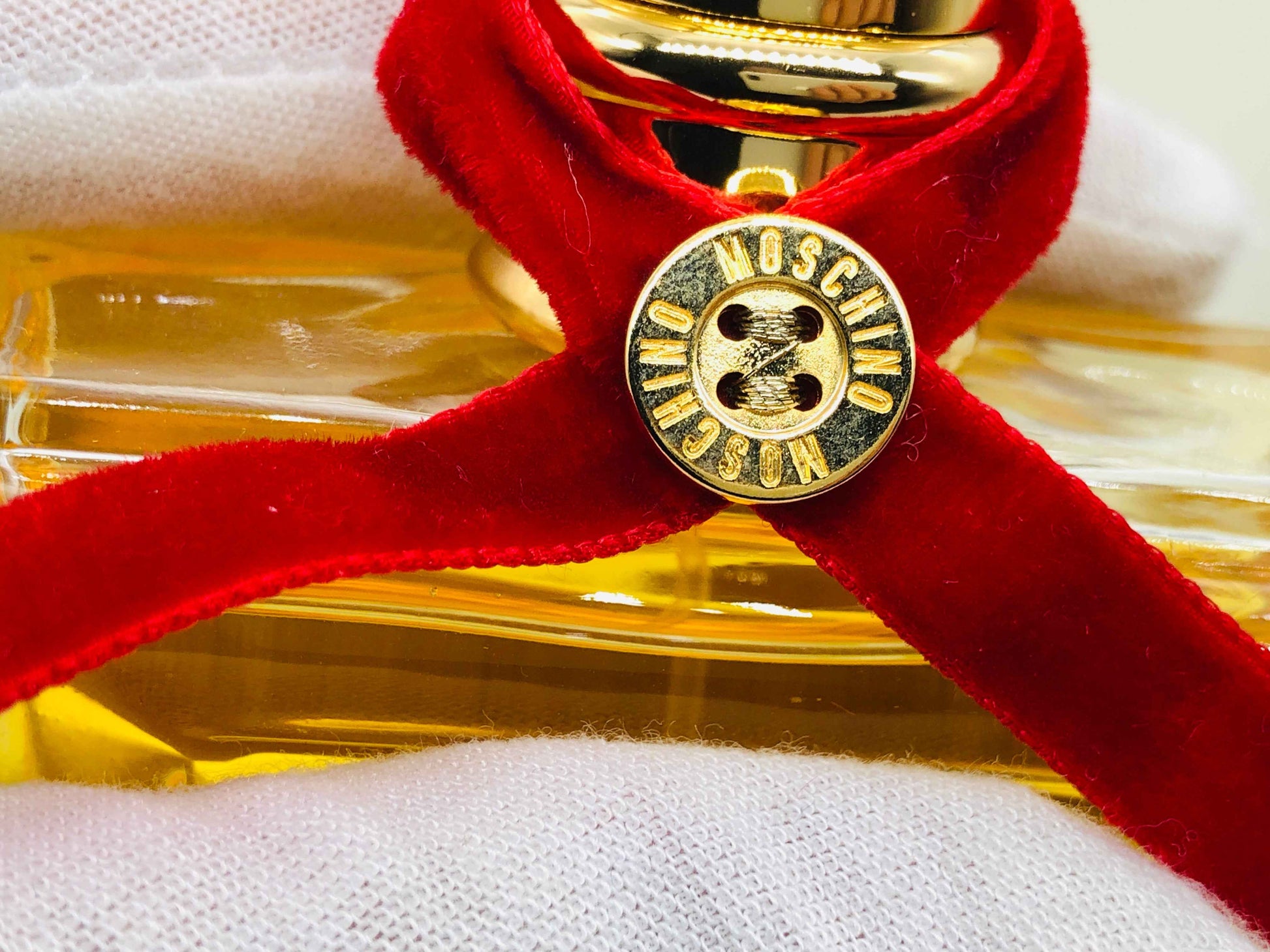 Flacone di profumo Moschino Couture Vintage con nastro rosso e dettagli dorati