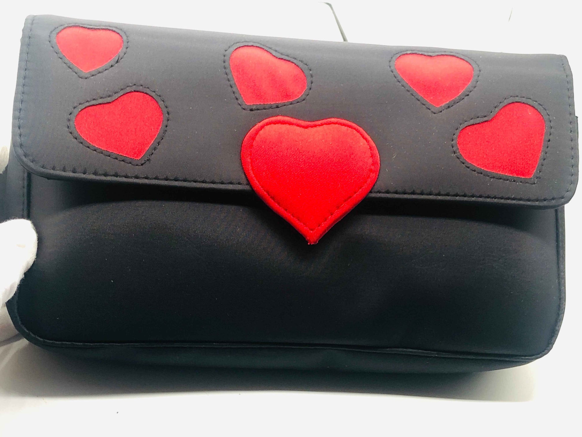Borsetta Moschino Donna nera con cuori rossi per un look elegante e giovanile