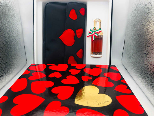 Set regalo con profumo Moschino Donna e portafoglio in pelle nera con cuori rossi