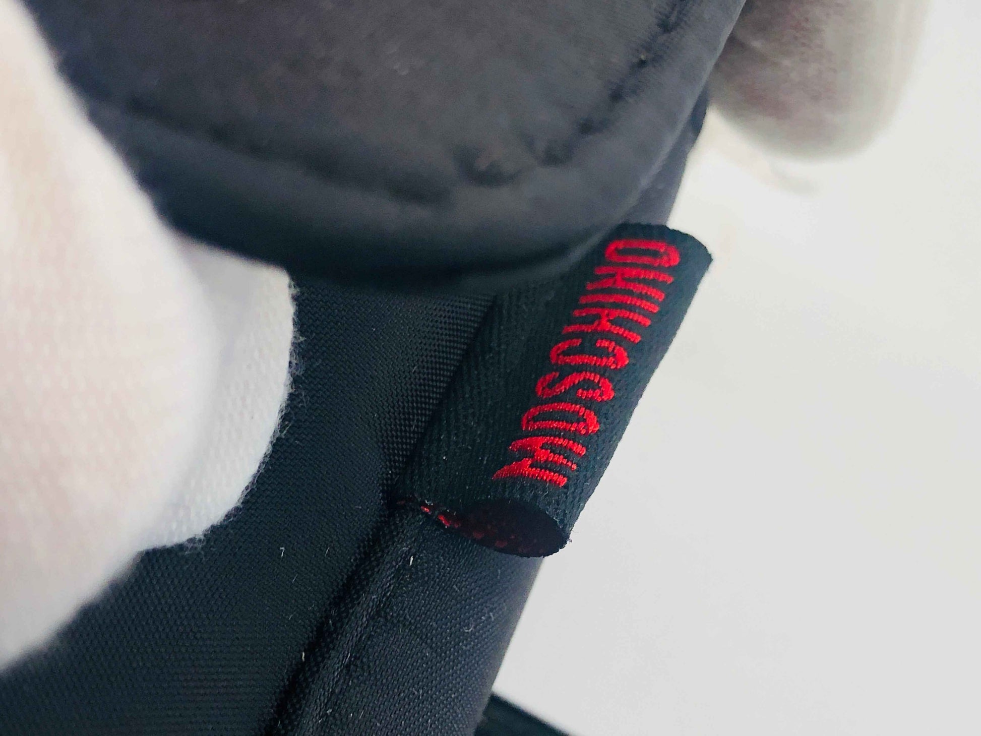 Dettaglio della etichetta Moschino su accessorio di moda elegante