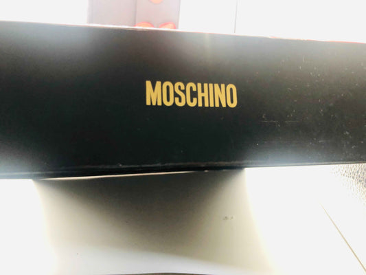 Scatola del profumo Moschino Donna con logo dorato su sfondo nero