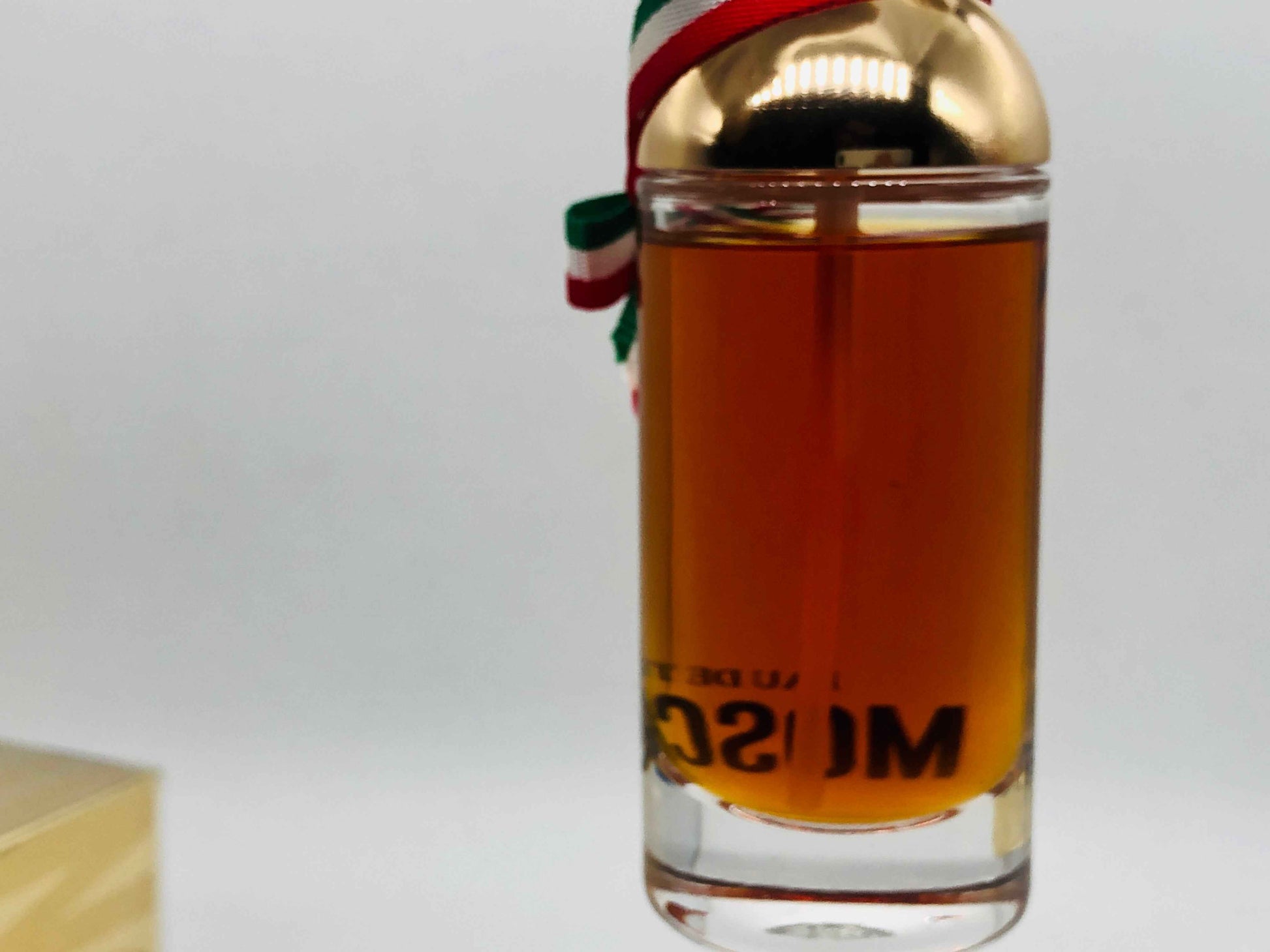 Flacone di profumo Moschino Donna Vintage con tappo dorato e decorazione colorata
