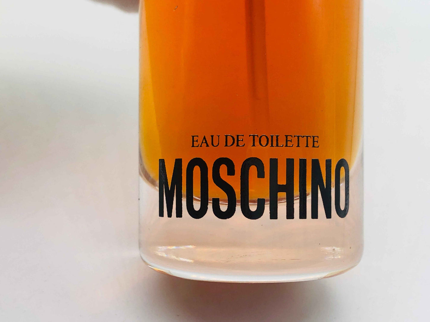 Flacone di profumo Moschino Donna Vintage con etichetta Eau de Toilette, design elegante e distintivo
