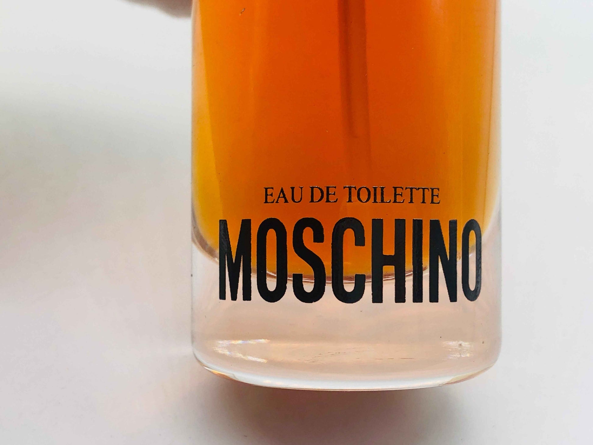 Flacone di profumo Moschino Donna Vintage con etichetta Eau de Toilette, design elegante e distintivo