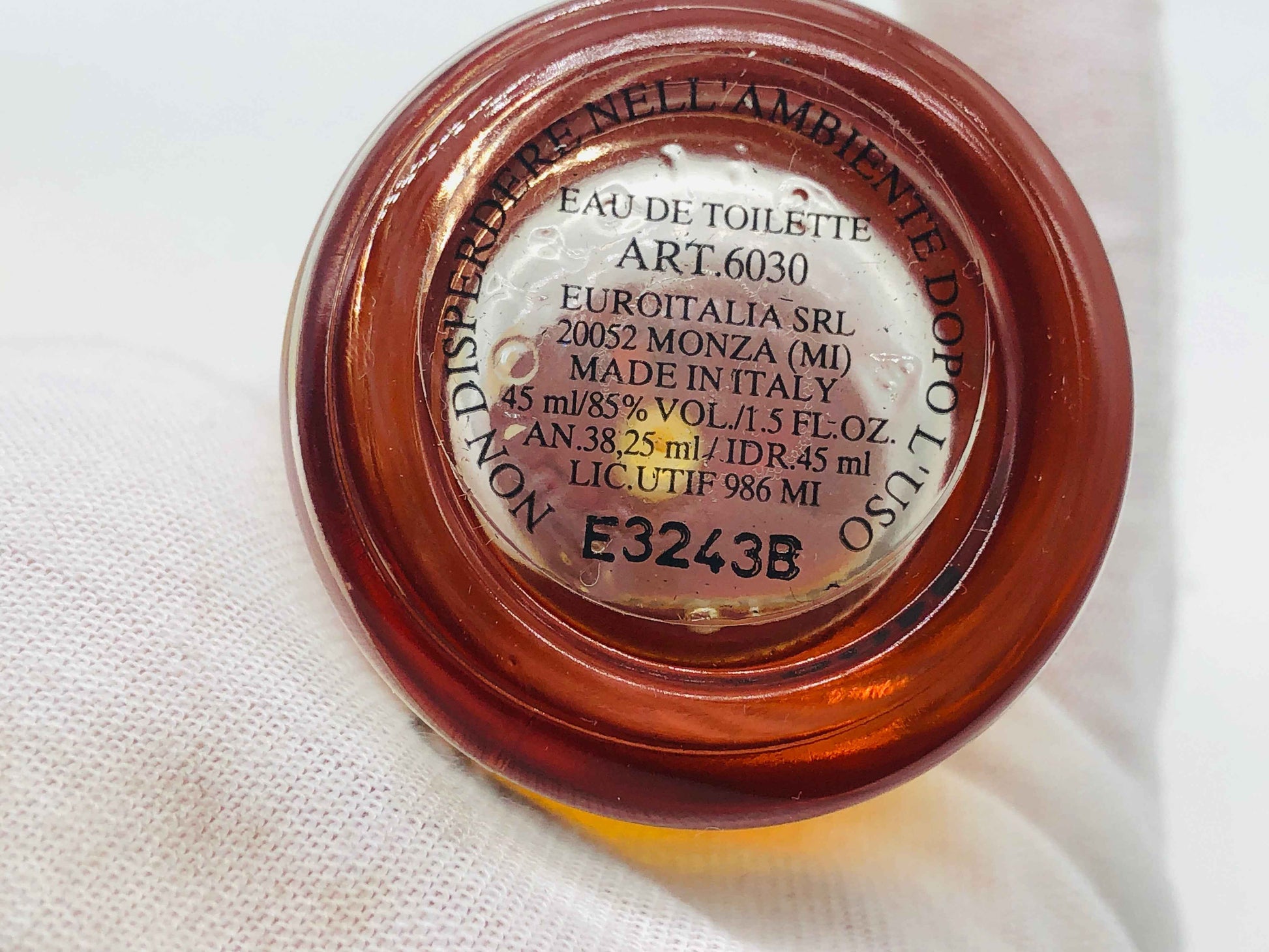 Dettaglio del flacone di profumo Moschino Donna Vintage in bottiglia da 45 ml, Made in Italy