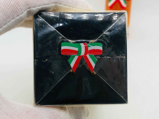 Scatola del profumo Moschino Donna Vintage con fiocco tricolore e design elegante