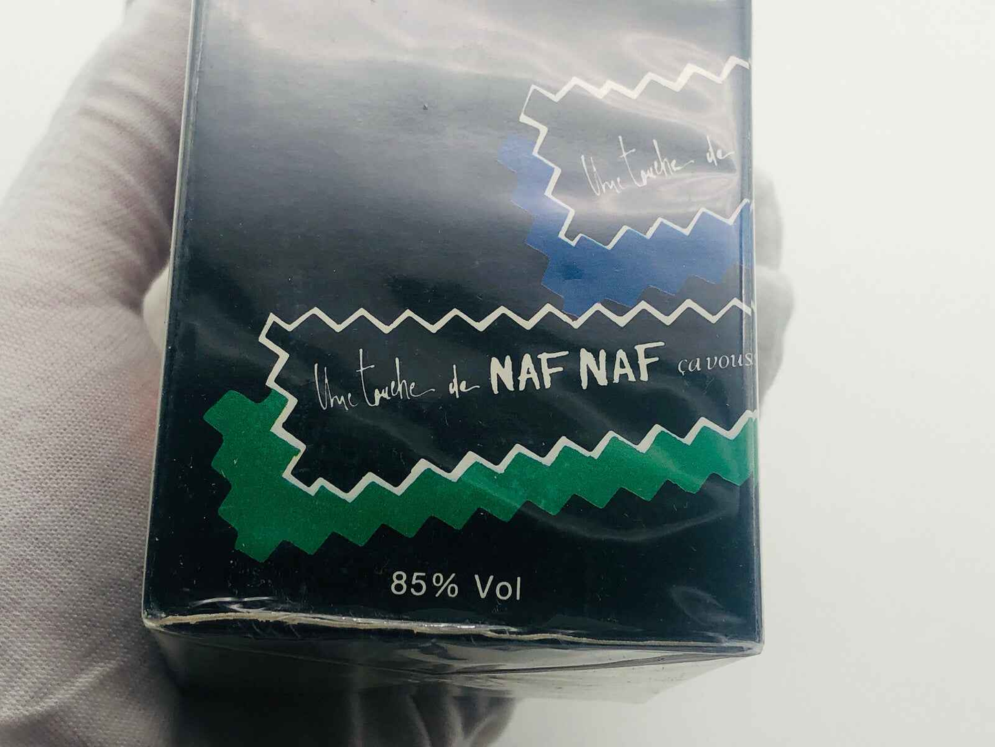 Scatola di profumo Un Touche De Naf Naf con volume dell'85 percento e design elegante