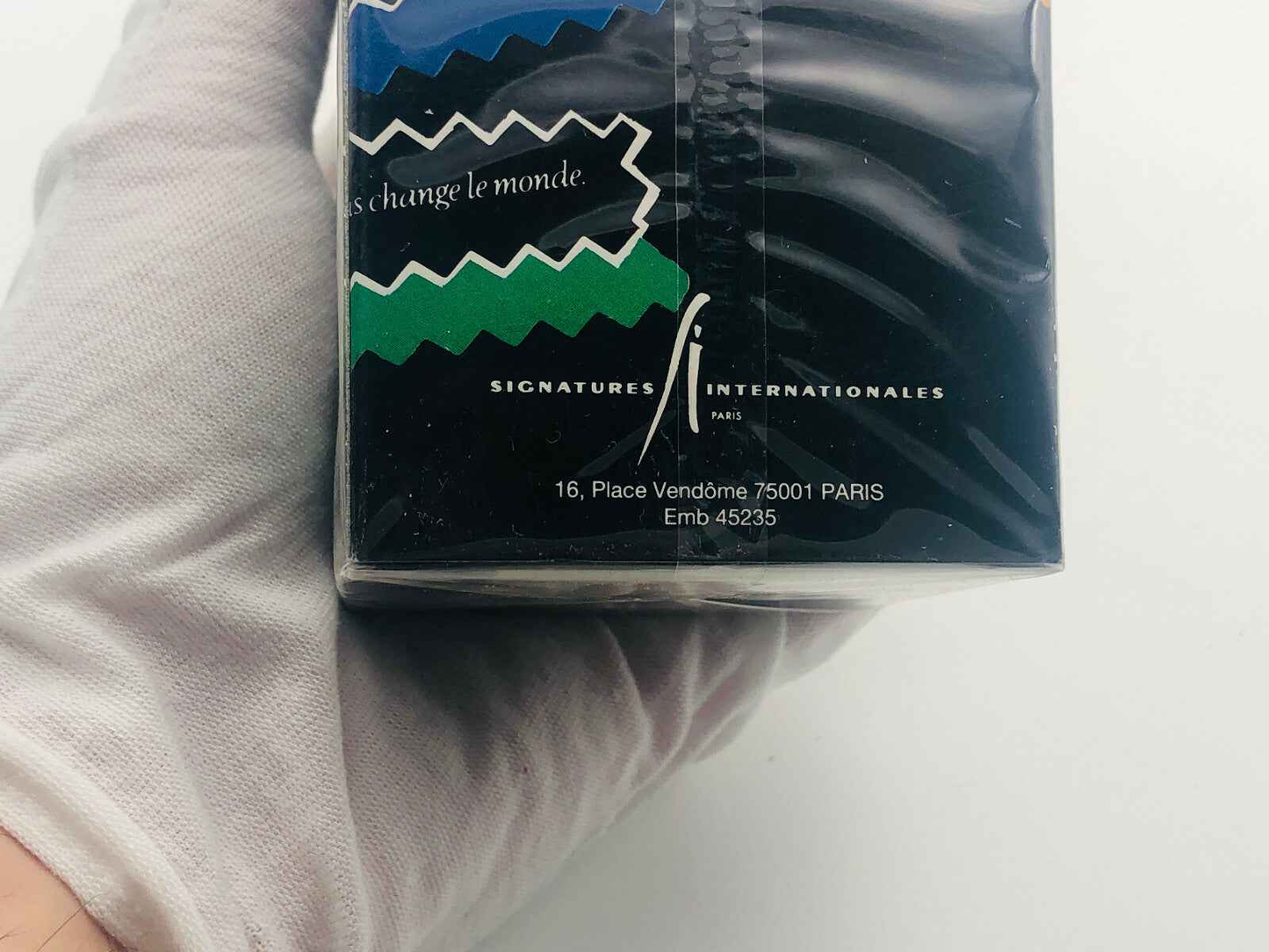 Packaging di Un Touche De Naf Naf con design elegante e colori vivaci per profumo raffinato
