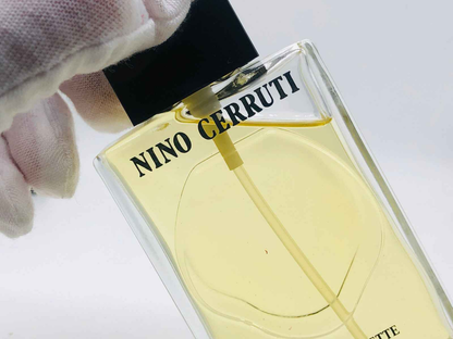 Flacone di Profumo Nino Cerruti Pour Homme con etichetta elegante e tappo nero