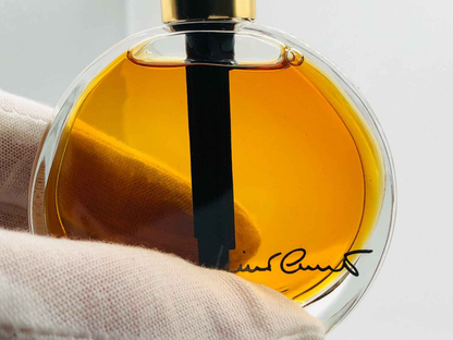 Flacone di profumo Nino Cerruti Vintage con liquido ambrato e tappo dorato