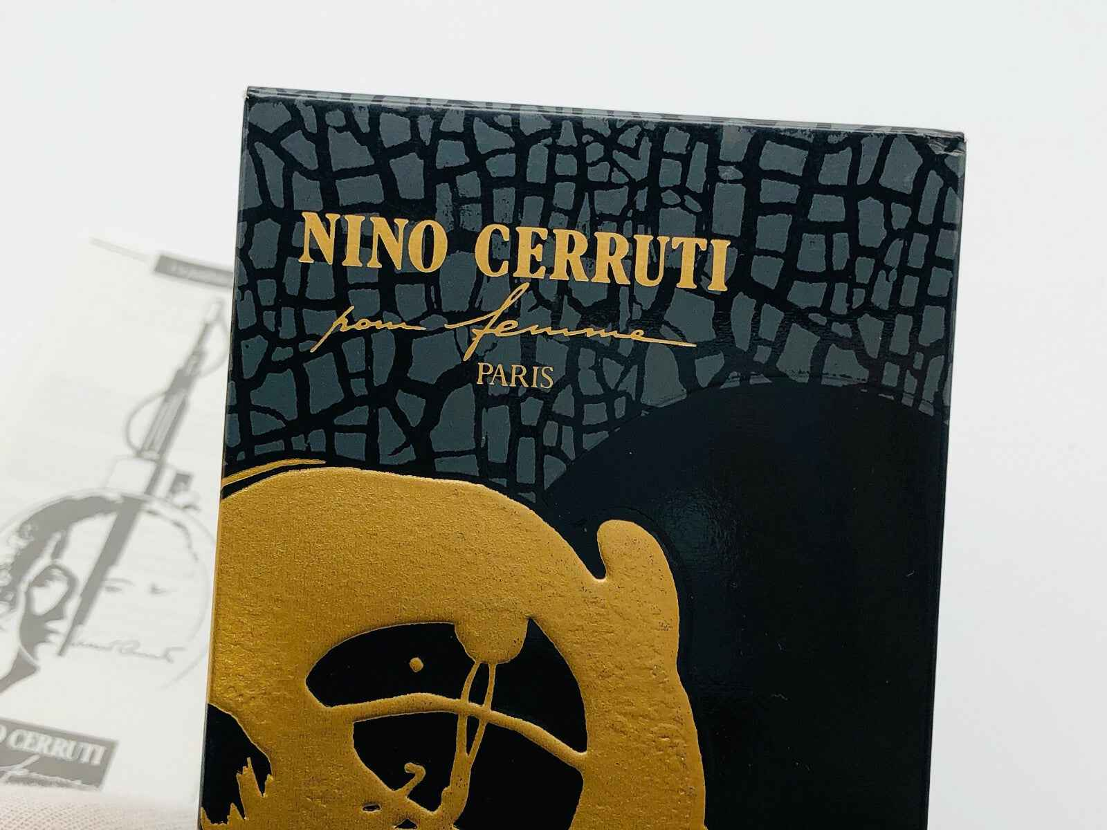 Confezione del profumo Nino Cerruti Vintage con design elegante e dettagli in oro