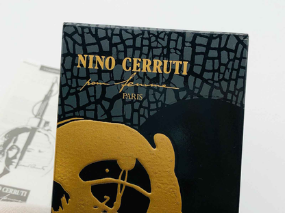 Confezione del profumo Nino Cerruti Vintage con design elegante e dettagli in oro