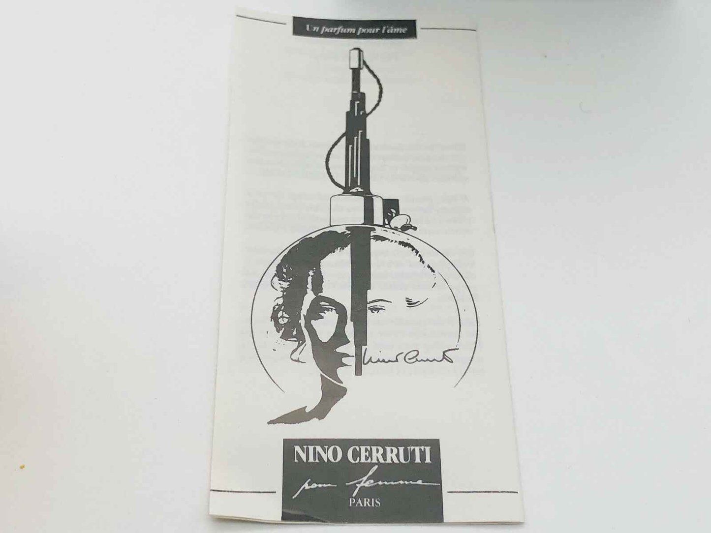 Promozione del profumo Nino Cerruti Vintage con design elegante e arte distintiva