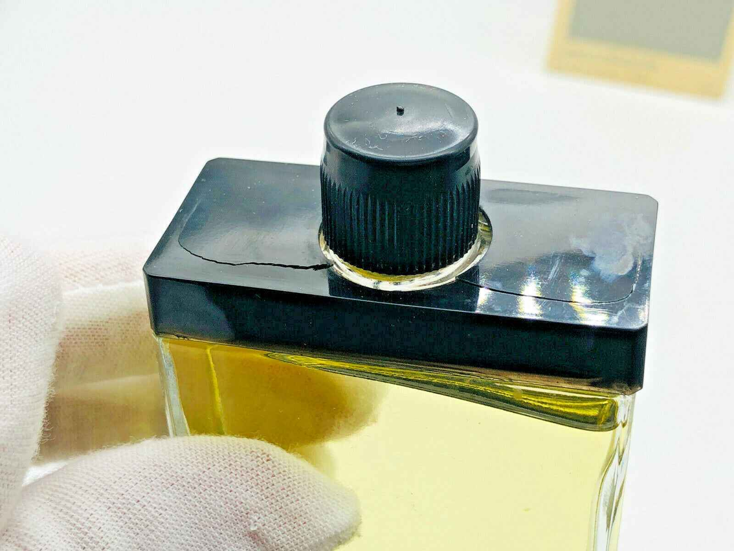 Flacone di profumo Eau De Calandre Paco Rabanne con tappo nero e liquido giallo, visibile da vicino