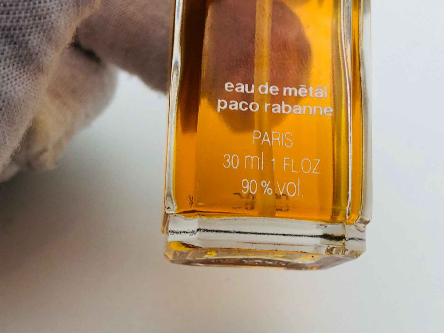 Flacone di Paco Rabanne Eau De Metal da 30 ml in vetro con etichetta chiara a Parigi
