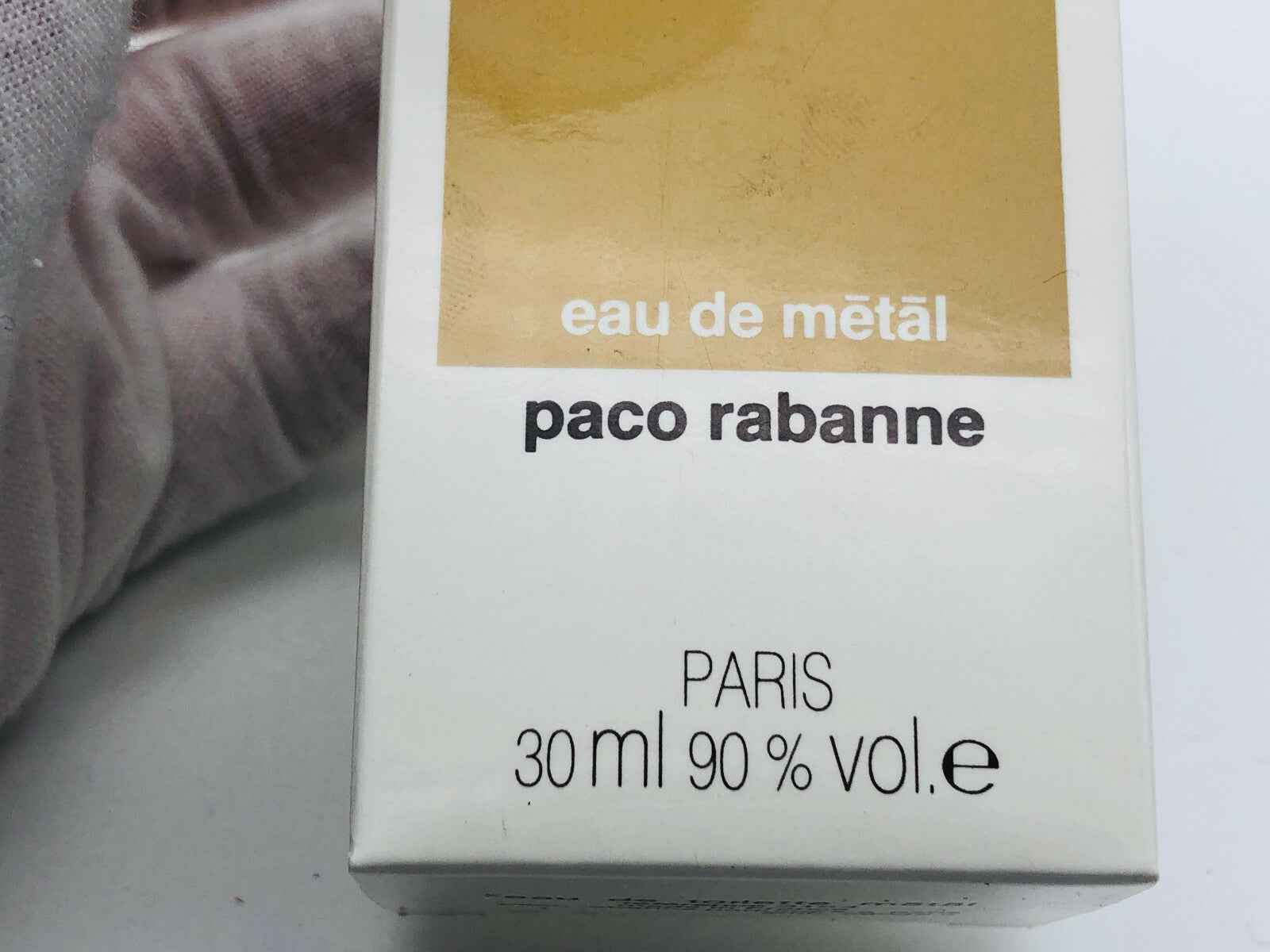 Confezione di Paco Rabanne Eau De Metal da 30 ml con design elegante per profumo raffinato