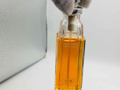 Flacone di Paco Rabanne Eau De Metal con profumo dorato per un'odore elegante e sofisticato