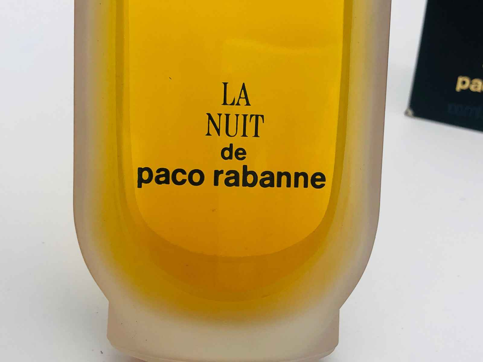 Flacone di profumo Paco Rabanne La Nuit Vintage con etichetta elegante e design distintivo