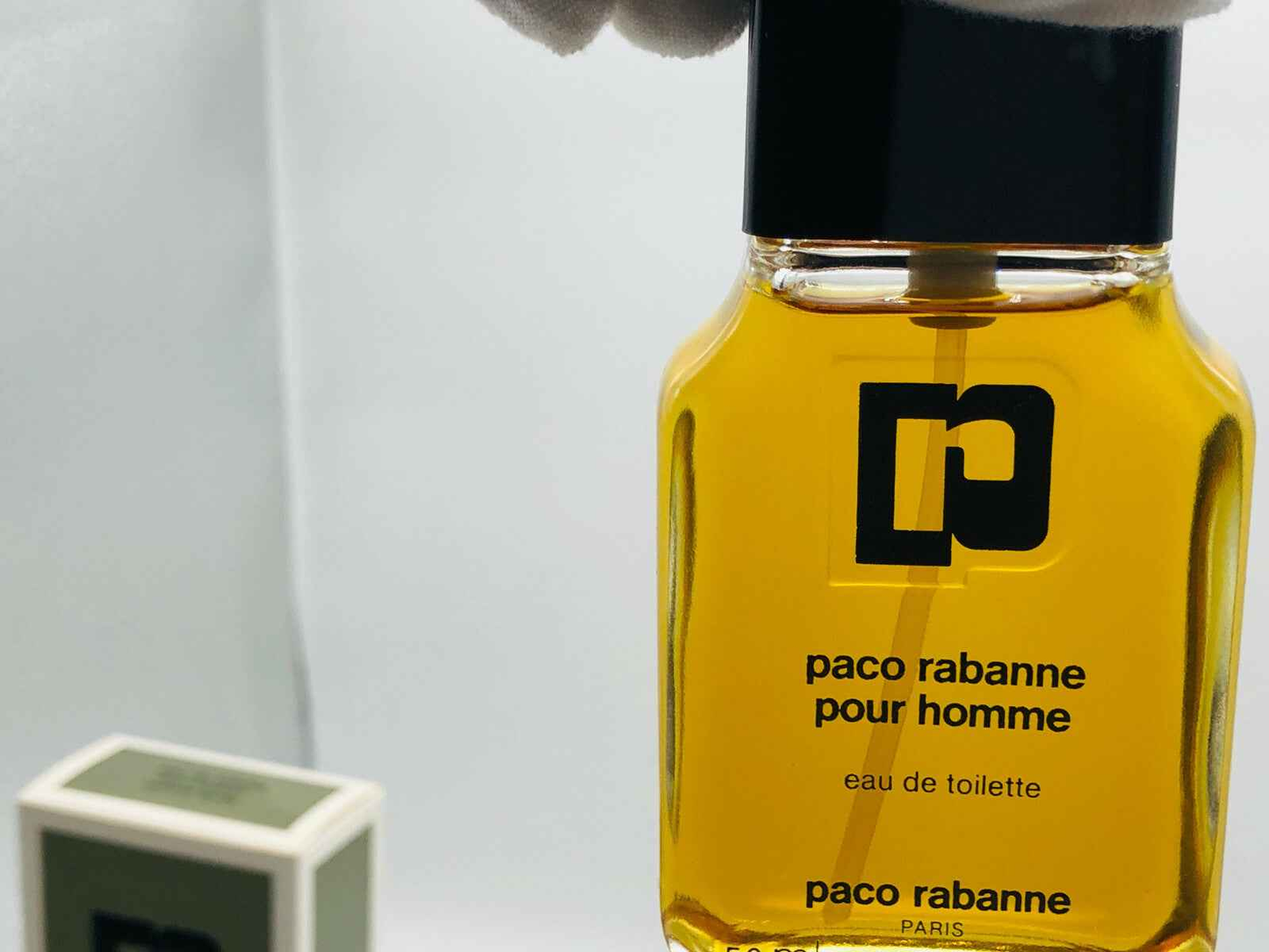 Flacone di profumo Paco Rabanne Pour Homme Vintage con etichetta distintiva in un elegante design