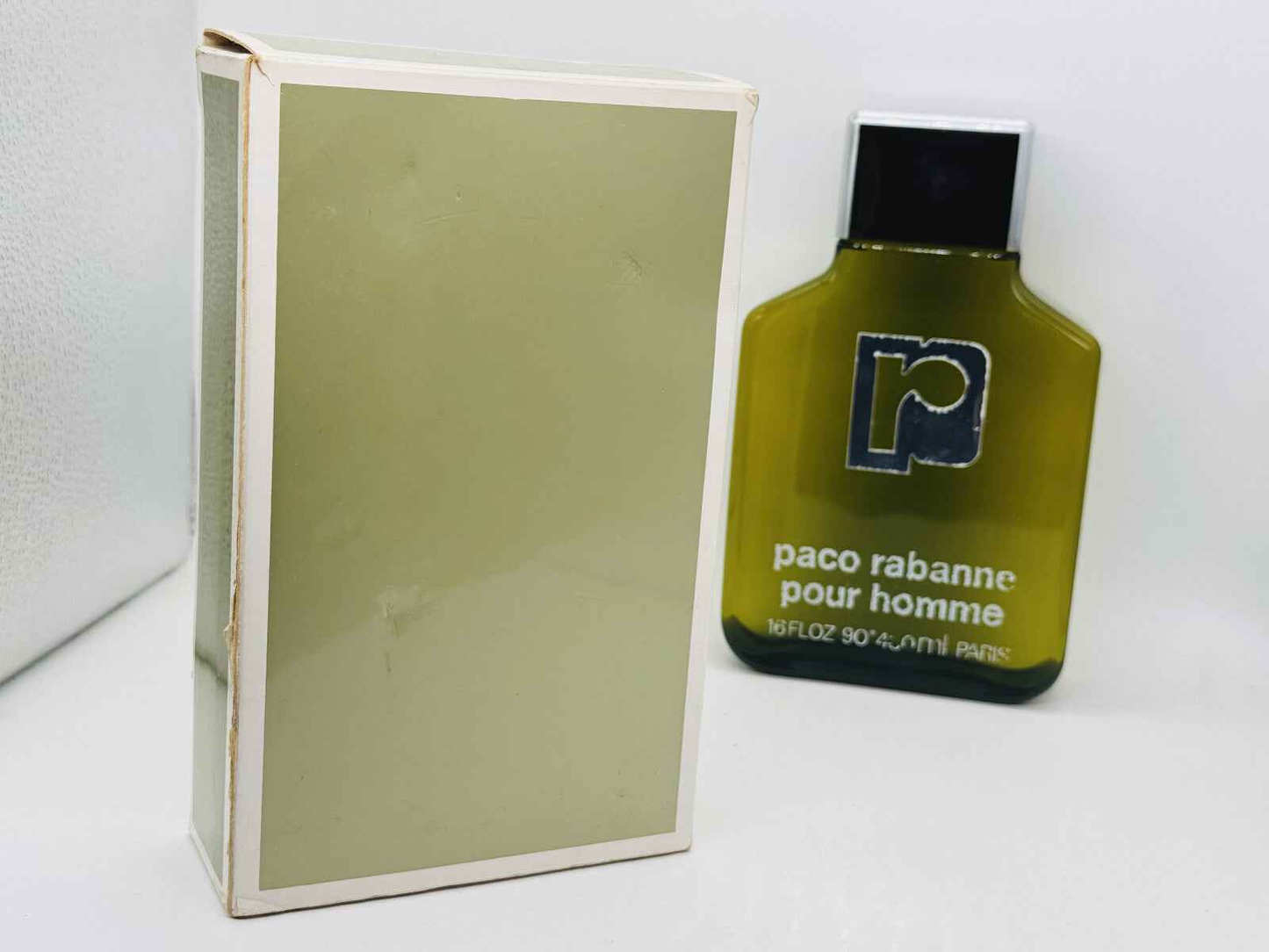 Profumo Paco Rabanne Pour Homme Vintage con confezione originale in uno sfondo neutro
