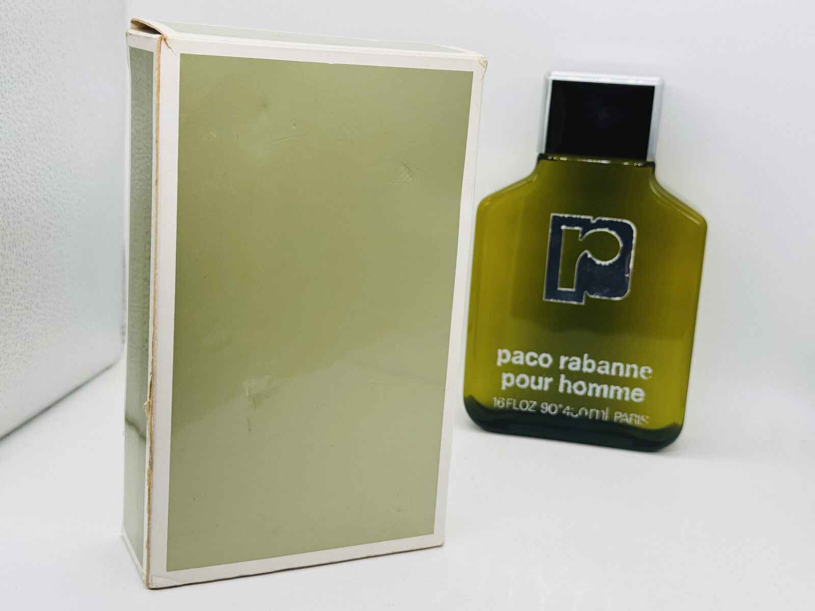 Profumo Paco Rabanne Pour Homme Vintage con confezione originale in uno sfondo neutro