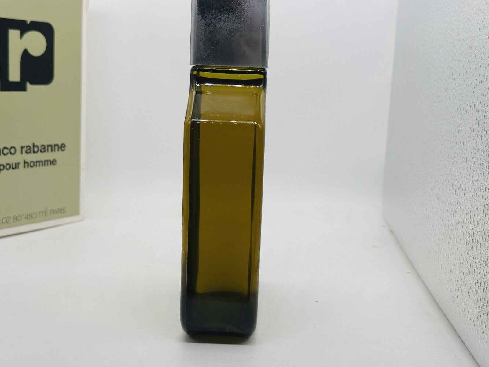 Flacone di Profumo Paco Rabanne Pour Homme Vintage con design elegante e vetro scuro