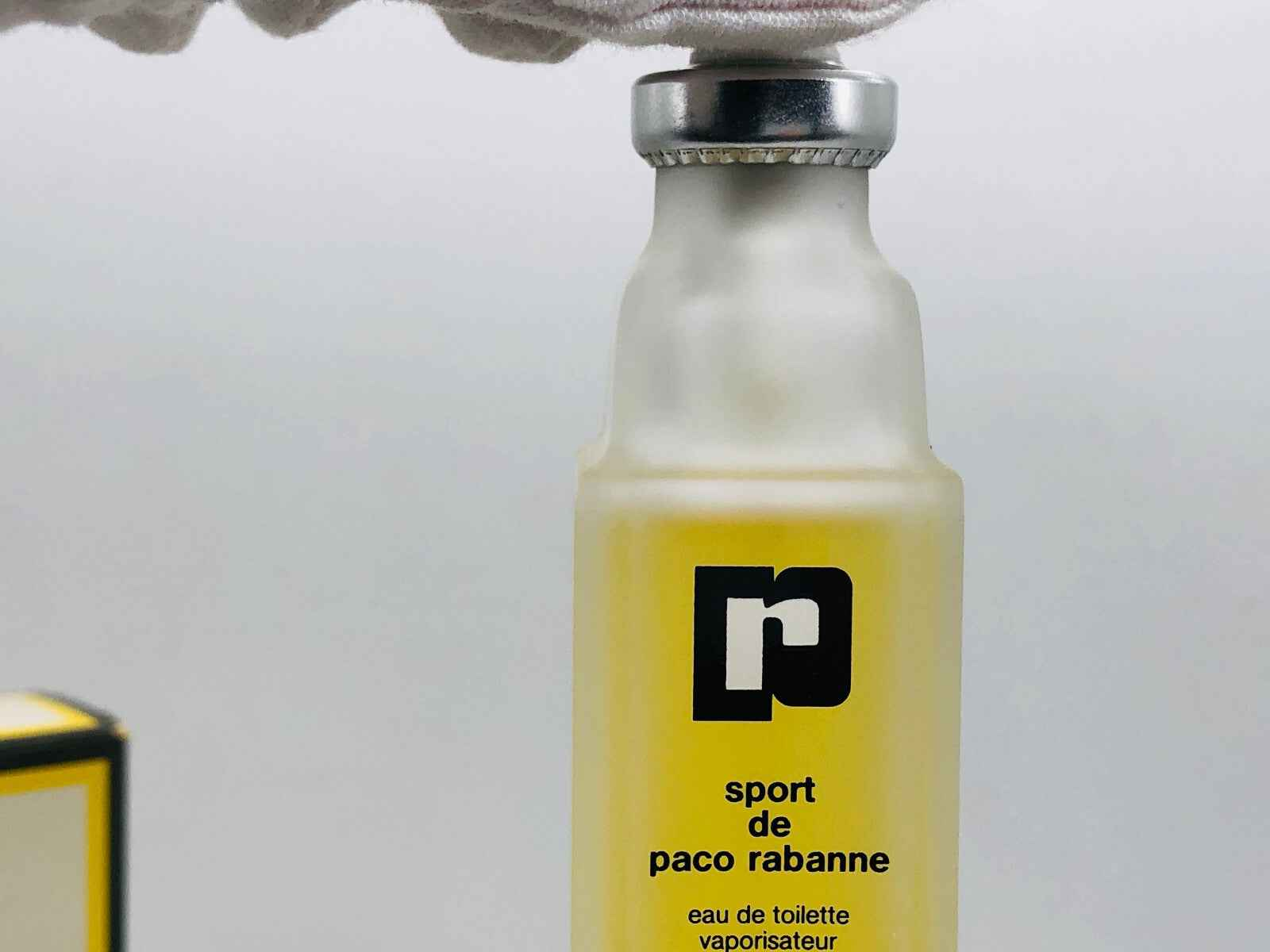 Flacone di profumo Sport De Paco Rabanne con design elegante e pratico erogatore