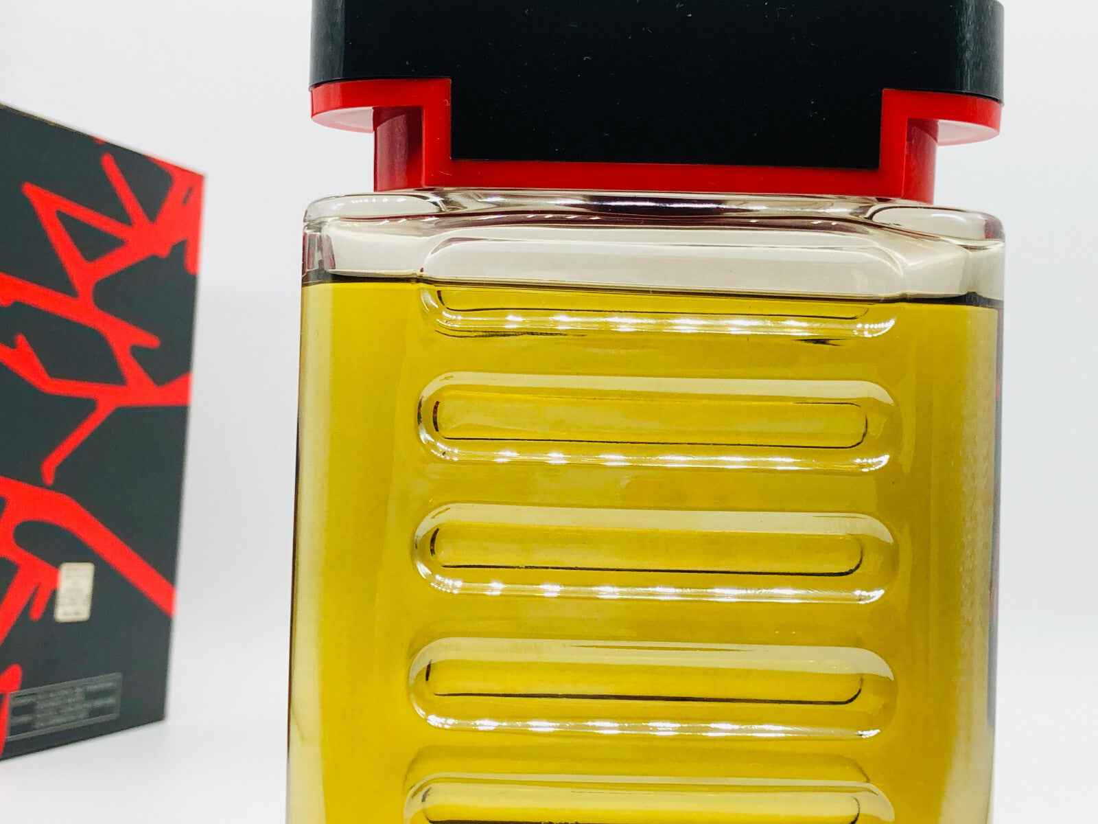 Flacone di profumo Tenere Paco Rabanne con design moderno e colore distintivo