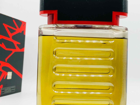 Flacone di profumo Tenere Paco Rabanne con design moderno e colore distintivo