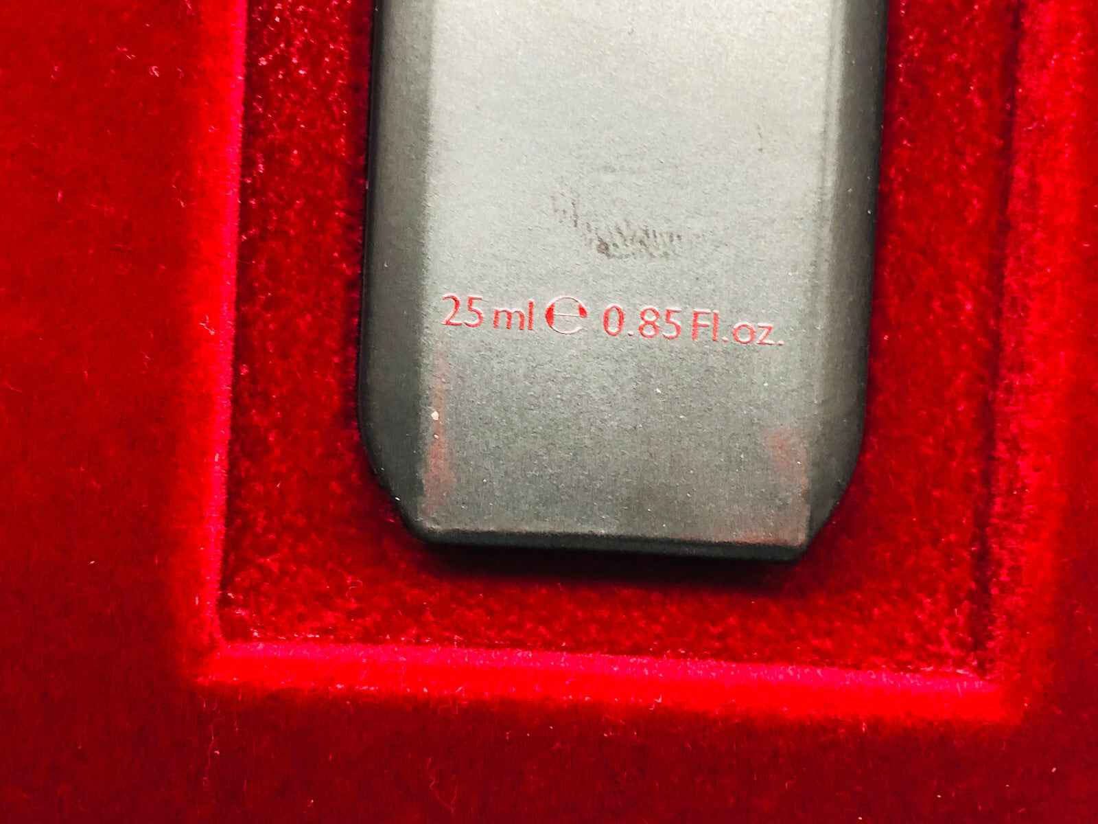 Flacone di Profumo Pancaldi Vintage da 25 ml su un supporto rosso elegante