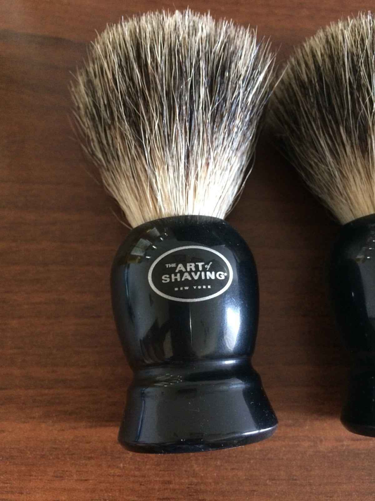 Pennello Tasso Pure Badge di The Art Of Shaving con manico nero lucido per una rasatura di qualità