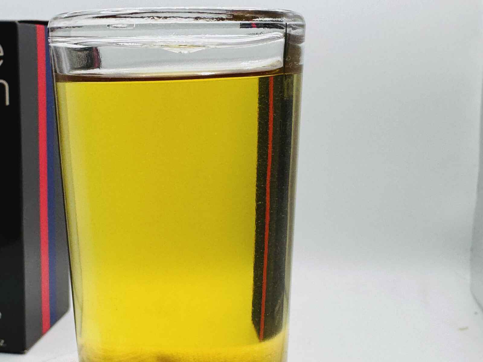 Profumo Pierre Cardin Pour Monsieur in un flacone elegante con liquido giallo dorato