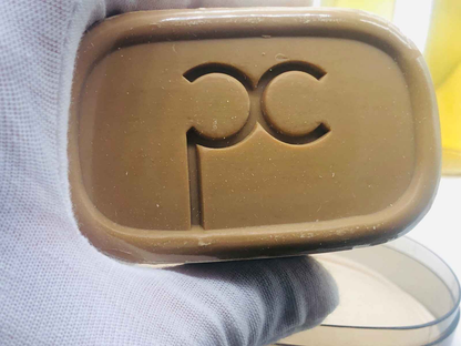 Sapone Pierre Cardin Pour Monsieur con logo PC in una finitura liscia e elegante
