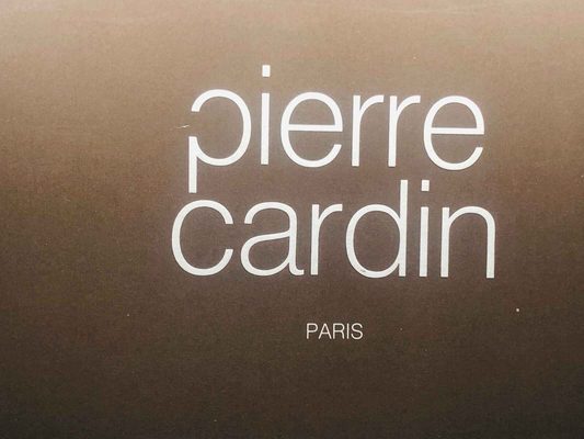 Logo di Pierre Cardin Paris su sfondo marrone elegante, per rappresentare Pierre Cardin Pour Monsieur